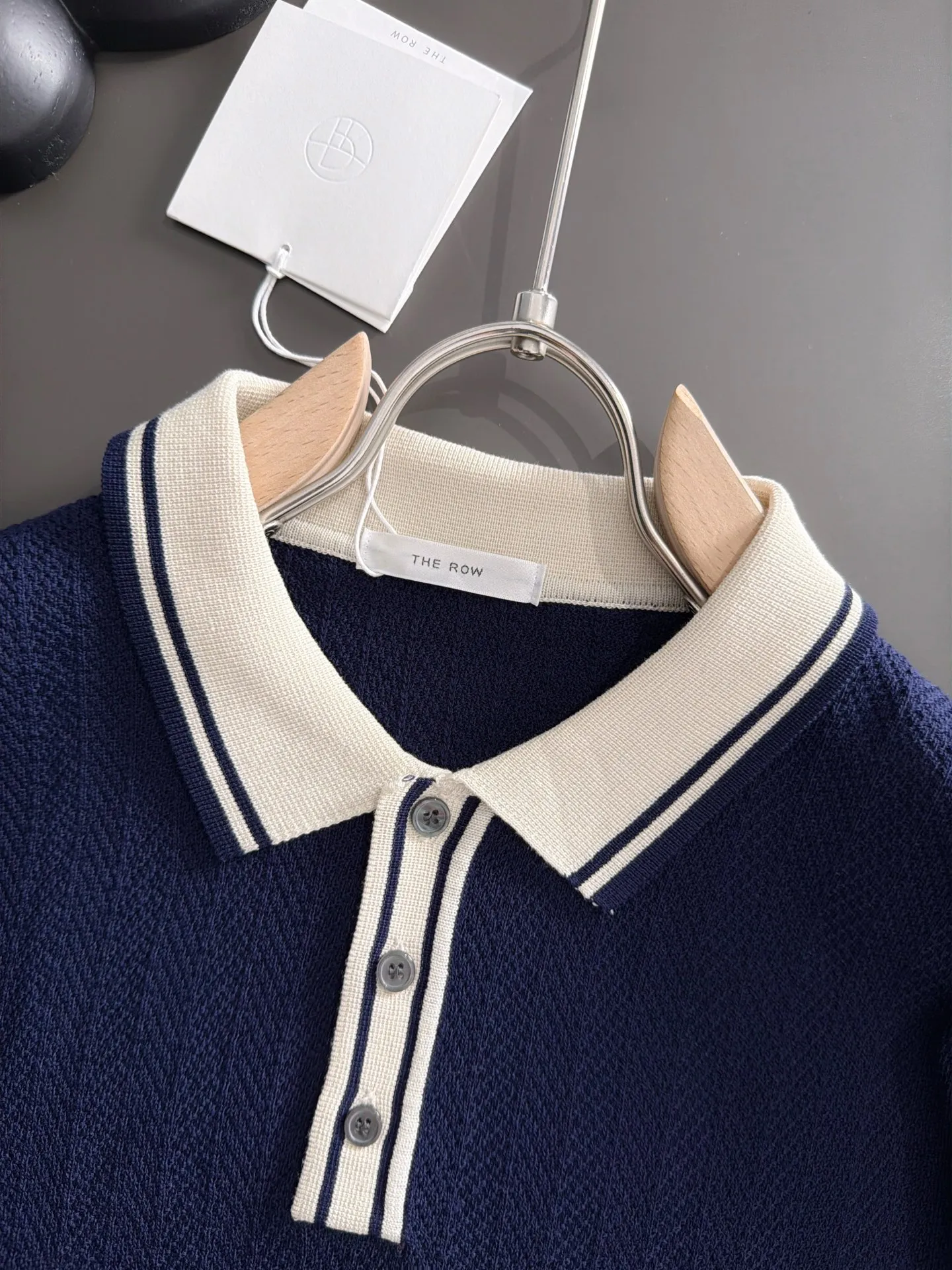 Shipping next day TR high quality - The Row 26ss New Arrival men's short-sleeved T-shirt. Like LP and BC, it belongs to the same old-money style top-notch light luxury brand. The New Arrival Original men's casual short-sleeved shirt is made of combed cotton yarn knitted imitation cotton fabric. Exclusive Premium custom-controlled raw materials. 14-needle precision knitting. The iconic waffle soul is woven. The three-dimensional texture flows with subtle light and shadow. Viewed from a distance, it is introverted. It shows when you touch it closely. It feels substantial when weighed. The upper body is also more textured than ordinary T-shirts. Fashionable Versatile Hot Sale. It is skin-friendly and comfortable to wear. Premium boutique. The upper body is made of Factory's fine workmanship. A must-have item for men. Complete with three standards. Sizes M-3XL
